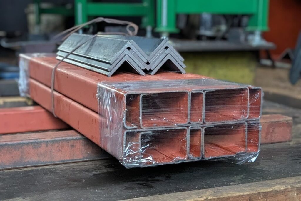 カラーC型鋼とアングル切断品