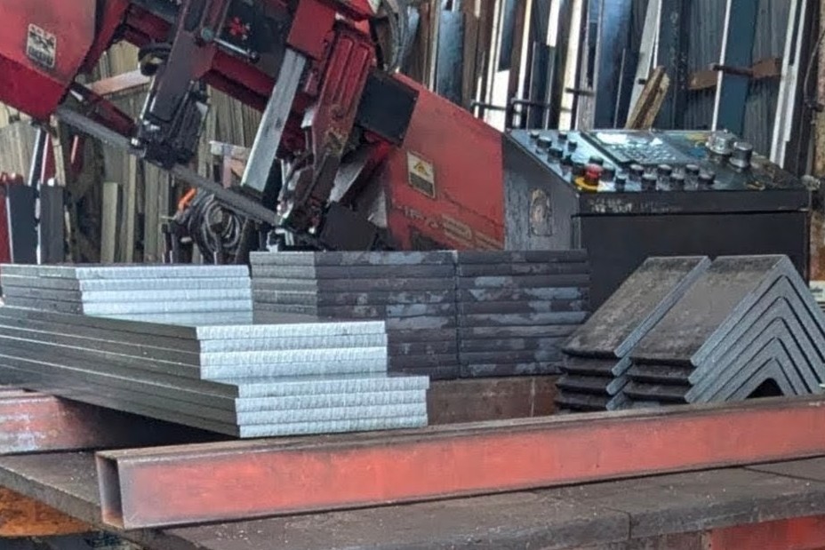 アマダ、バンドソー切断