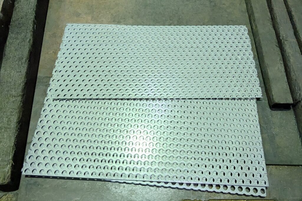 パンチング SPHC1.6x3x6(10Φ×15P) 切断