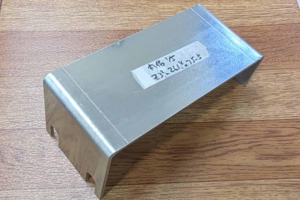 亜鉛鋼板 レーザー曲げ加工3.2×40×163×70×75L 切欠