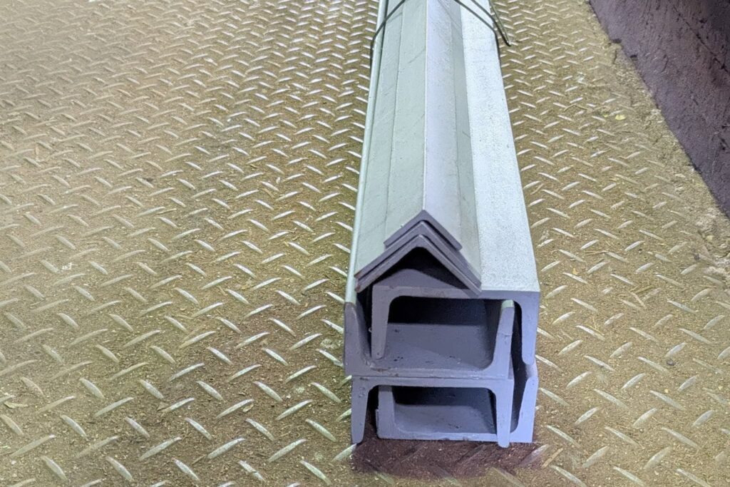 鋼材のアングル・チャンネル　錆止めグレー塗装