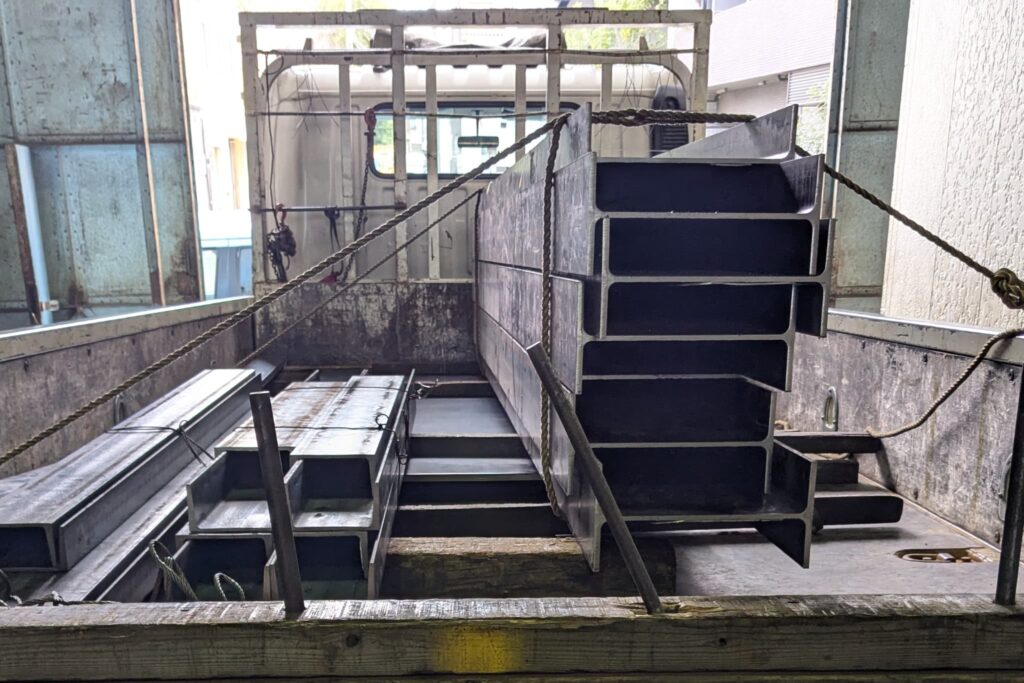 H鋼300×150×6.5/9　寸法切り　トラックにて配達