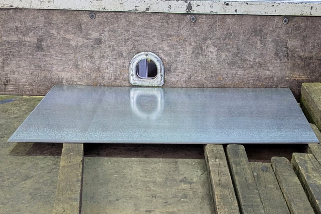 亜鉛鋼板2.3t×550×895　2枚