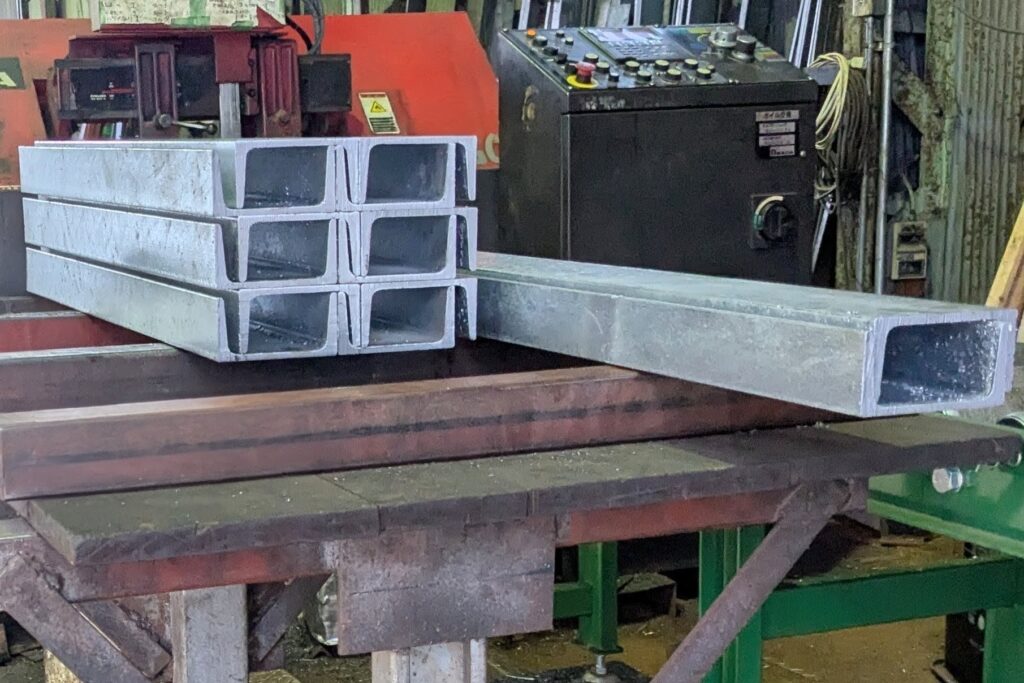 メッキチャンネルの5×50×100の切断加工