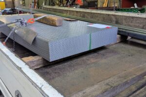 縞板4.5t×3×6　34枚　中山製　トラック積載