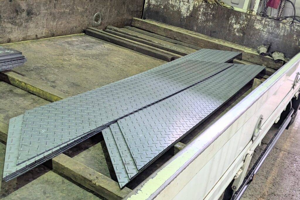 プラズマ切断　縞板4.5t　型切
縞板4.5t×300×2248　2枚など