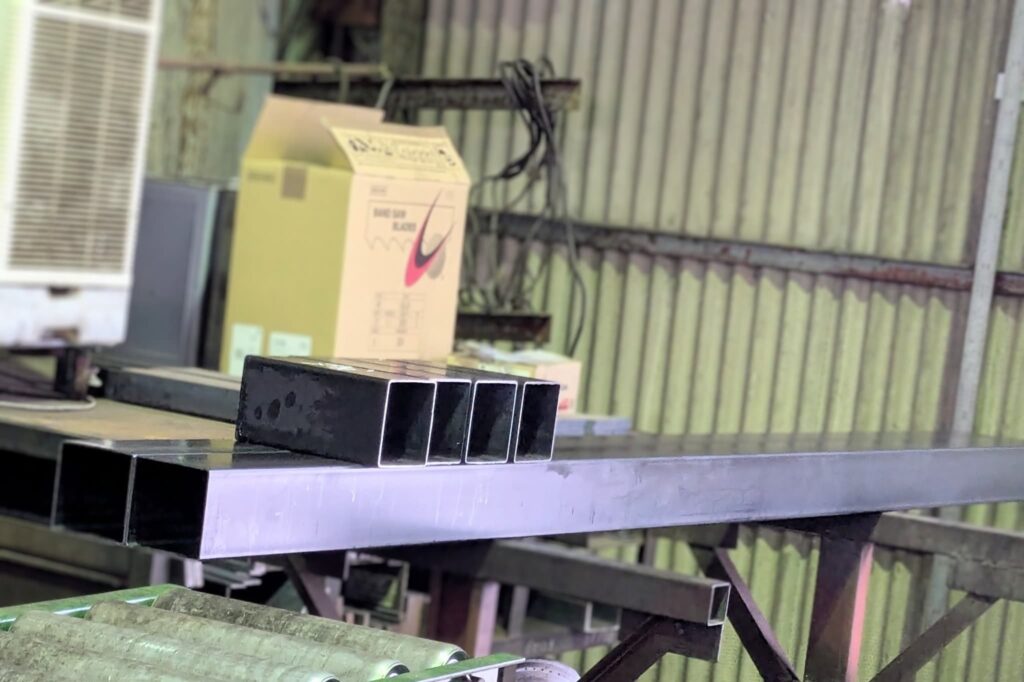 角パイプ2.3×100×100 寸法切り