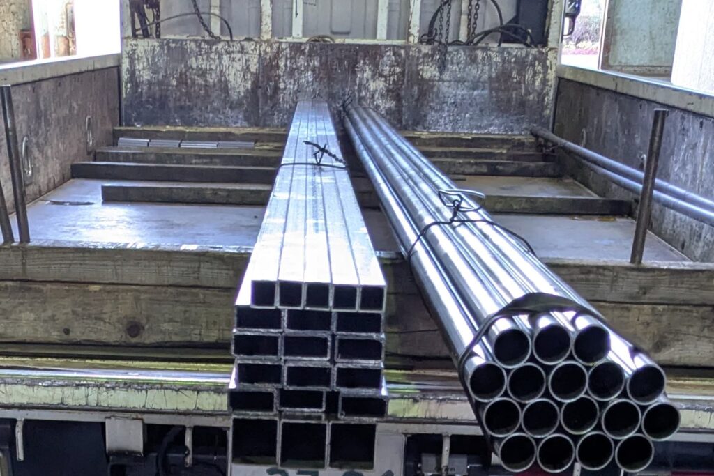 パイプ　STKM31.8×16　定尺5.5ｍ　などトラック積載